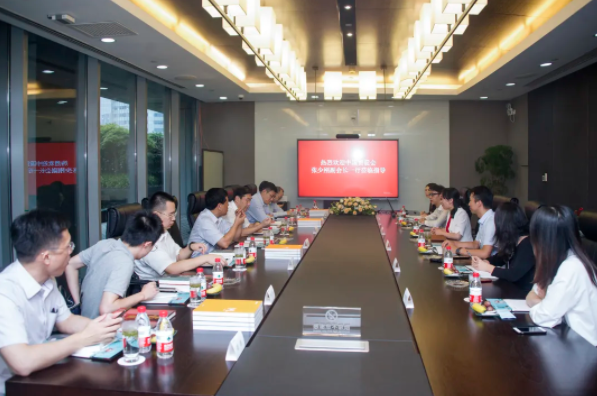 中國(guó)貿(mào)促會(huì)副會(huì)長(zhǎng)張少剛一行到圣奧辦公家具調(diào)研