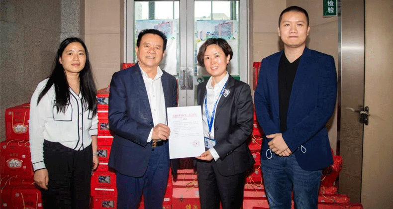 浙江圣奧慈善基金會創會會長鄭明治，浙江圣奧慈善基金會理事長楊新妃，浙江圣奧慈善基金會理事、圣奧科技股份有限公司董事倪曙華向杭州市臨安區第一人民醫院捐贈抗疫物資/